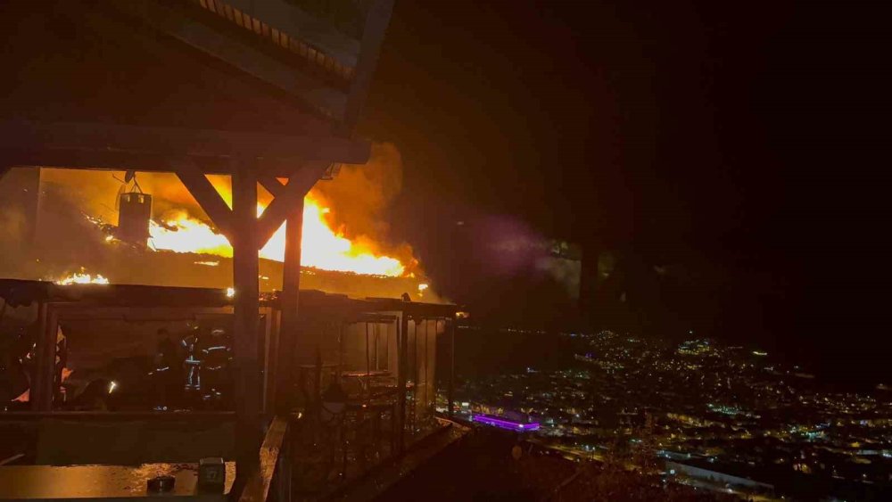 Kafede Çıkan Yangın İşletmeyi Küle Çevirdi