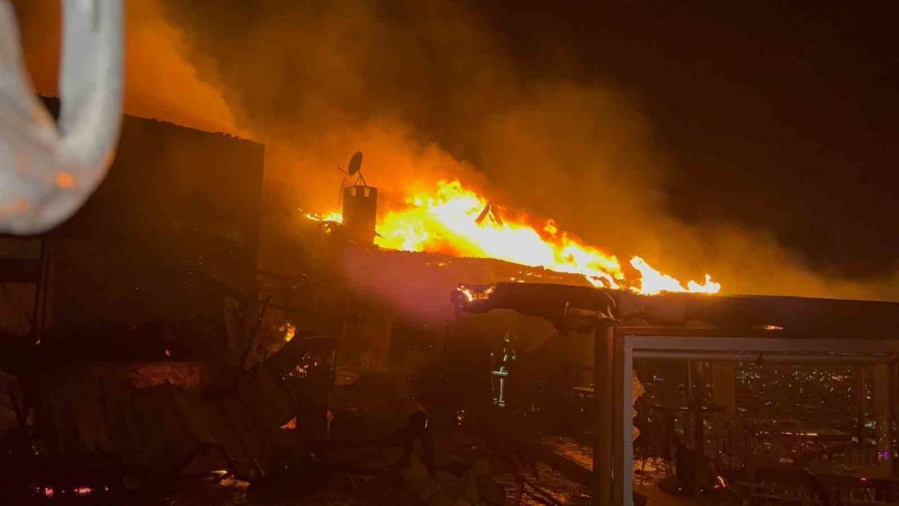 Kafede Çıkan Yangın İşletmeyi Küle Çevirdi