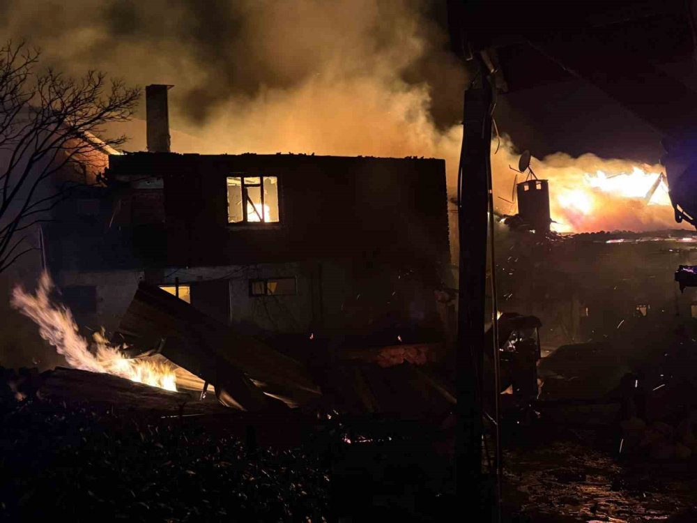 Kafede Çıkan Yangın İşletmeyi Küle Çevirdi