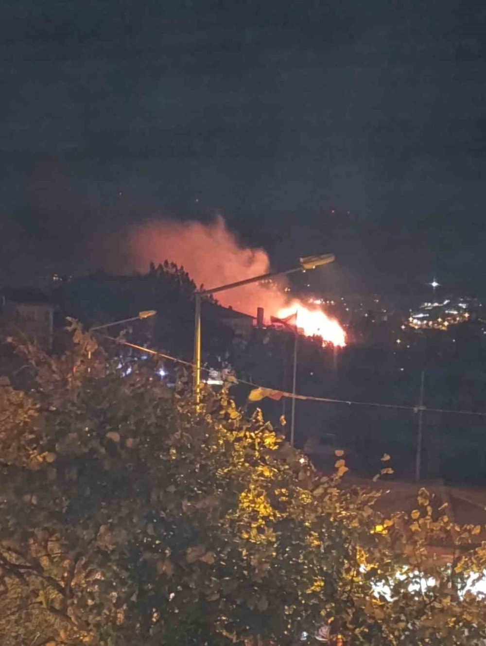 Kafede Çıkan Yangın İşletmeyi Küle Çevirdi