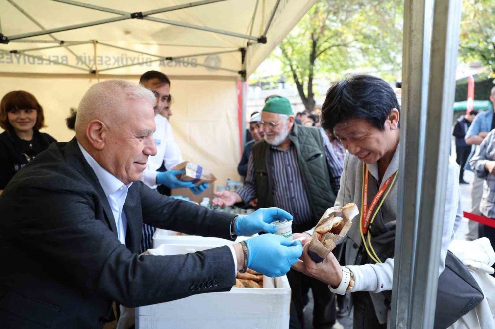 Ücretsiz İkram Edildi, Yabancı Turistler Lezzetine Hayran Kaldı