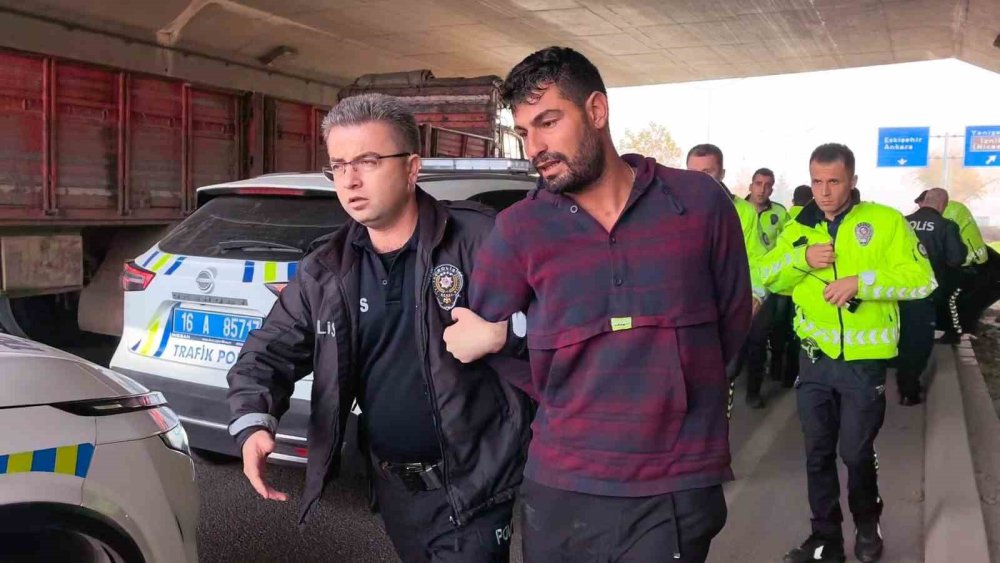 Uzun Namlulu Silahla Cinayet İşleyen Zanlı, Trafik Polislerinin Nefes Kesen Takibiyle Yakalandı