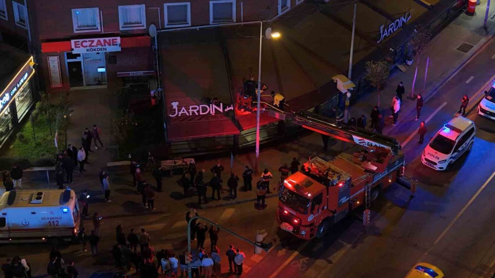Kafenin Tentesine Düşen Şahsı İtfaiye Aşağıya İndirdi
