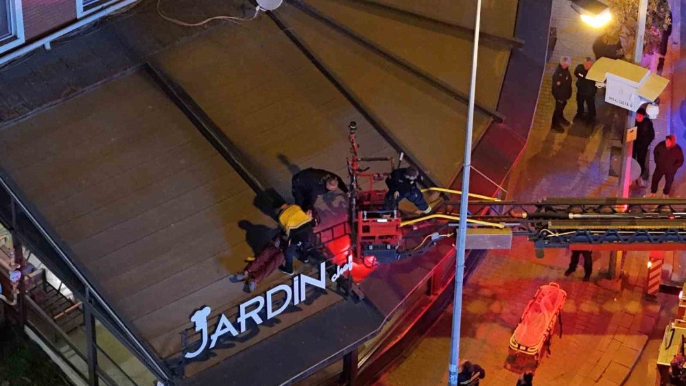 Kafenin Tentesine Düşen Şahsı İtfaiye Aşağıya İndirdi