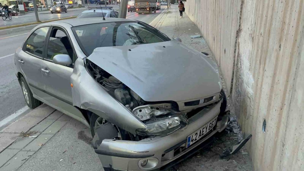 Kontrolden Çıkan Araç Aydınlatma Direğine Çarptı!