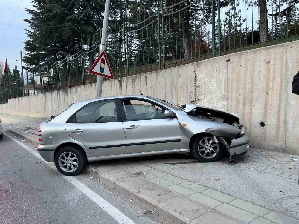 Kontrolden Çıkan Araç Aydınlatma Direğine Çarptı!