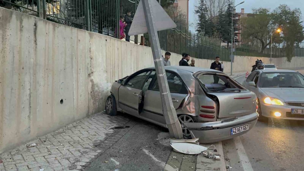 Kontrolden Çıkan Araç Aydınlatma Direğine Çarptı!