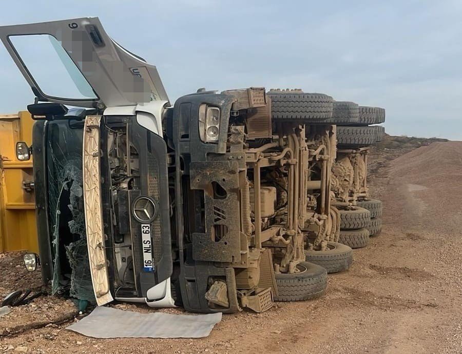 Kontrolden Yükünü Boşaltan Kamyon Devrildi