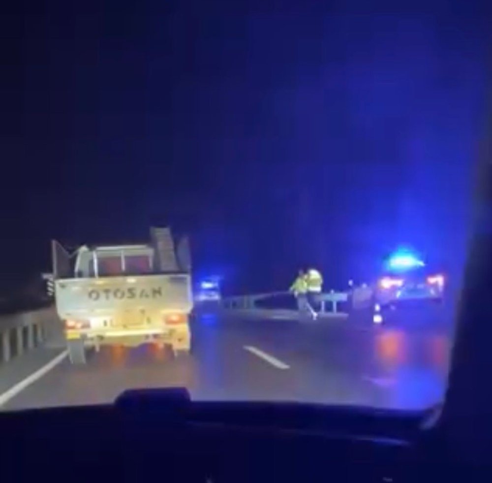 Köprü Üstünde Çarpışan Otomobiller Bahçeye Uçtu