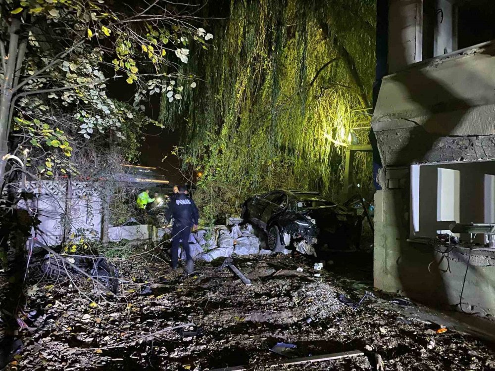 Köprü Üstünde Çarpışan Otomobiller Bahçeye Uçtu