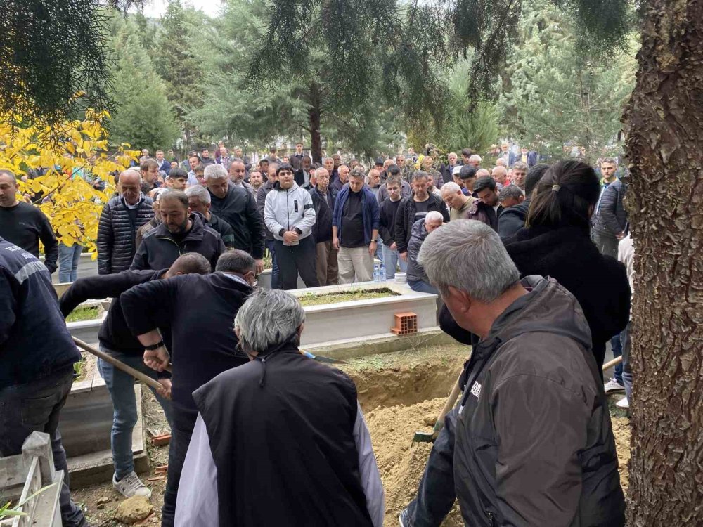 Sınıf Arkadaşının Yumruğuyla Ölen 16 Yaşındaki İsmail Mert Küçükbaşar Toprağa Verildi