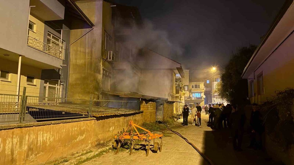 Üç Katlı Binada Çıkan Yangın Paniğe Neden Oldu