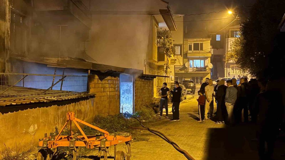 Üç Katlı Binada Çıkan Yangın Paniğe Neden Oldu