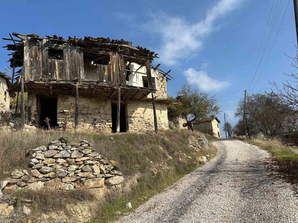 450 Yıllık Köy Hayalet Köye Dönüştü...köyde Sadece 4 Kişi Yaşıyor