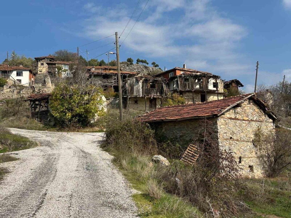 450 Yıllık Köy Hayalet Köye Dönüştü...köyde Sadece 4 Kişi Yaşıyor