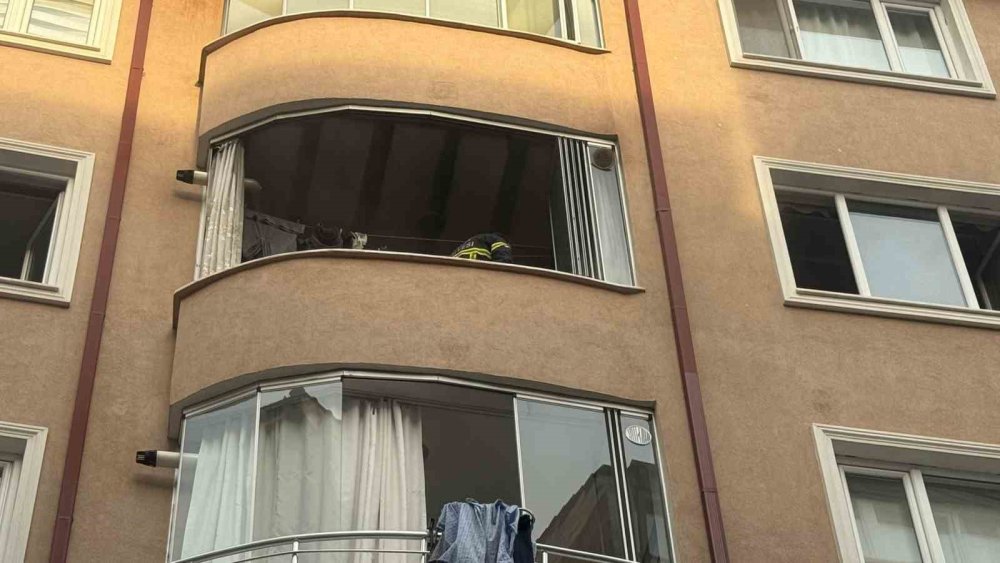 Balkonda Çıkan Yangında Bir Kişi Dumandan Etkilendi