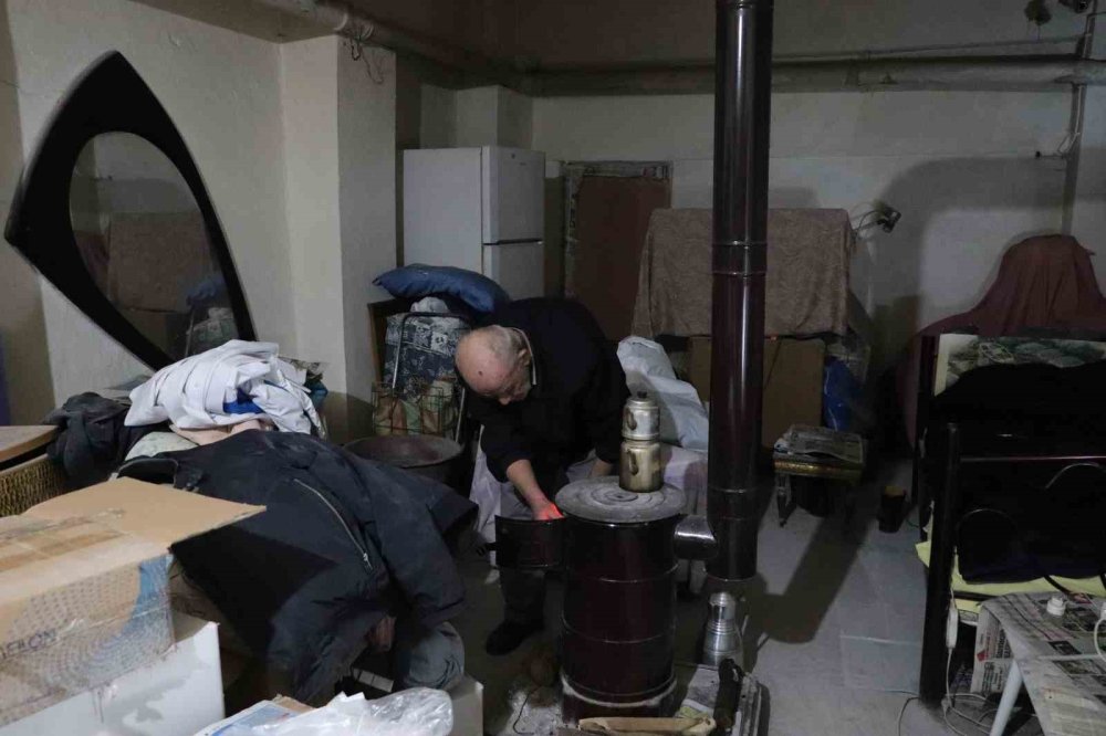 Bodrum Katında 15 Yıldır Hayata Tutunmaya Çalışıyor