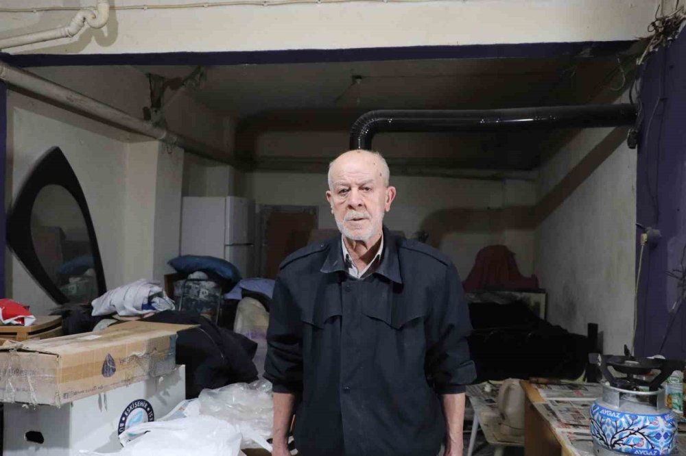 Bodrum Katında 15 Yıldır Hayata Tutunmaya Çalışıyor