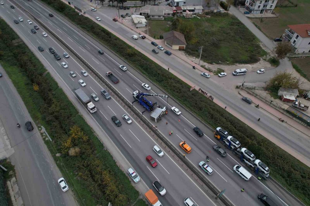 Tır İle Çarpışan Nakliyat Kamyonu Devrildi, Kilometrelerce Araç Kuyruğu Oluştu