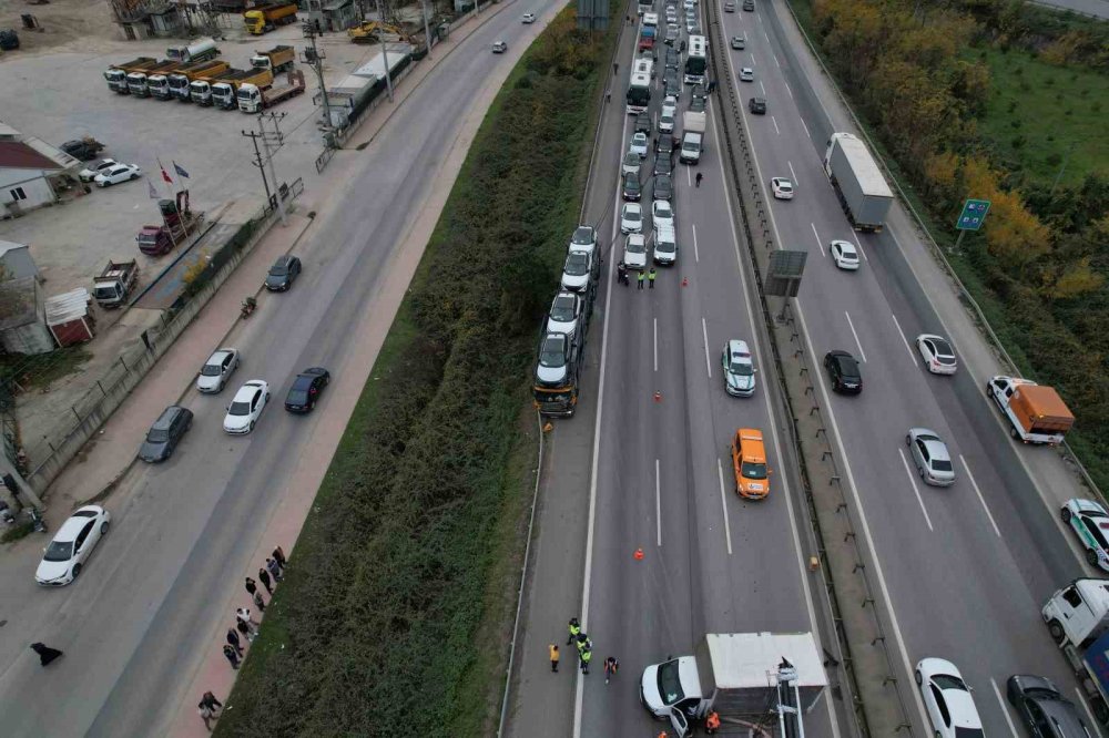 Tır İle Çarpışan Nakliyat Kamyonu Devrildi, Kilometrelerce Araç Kuyruğu Oluştu