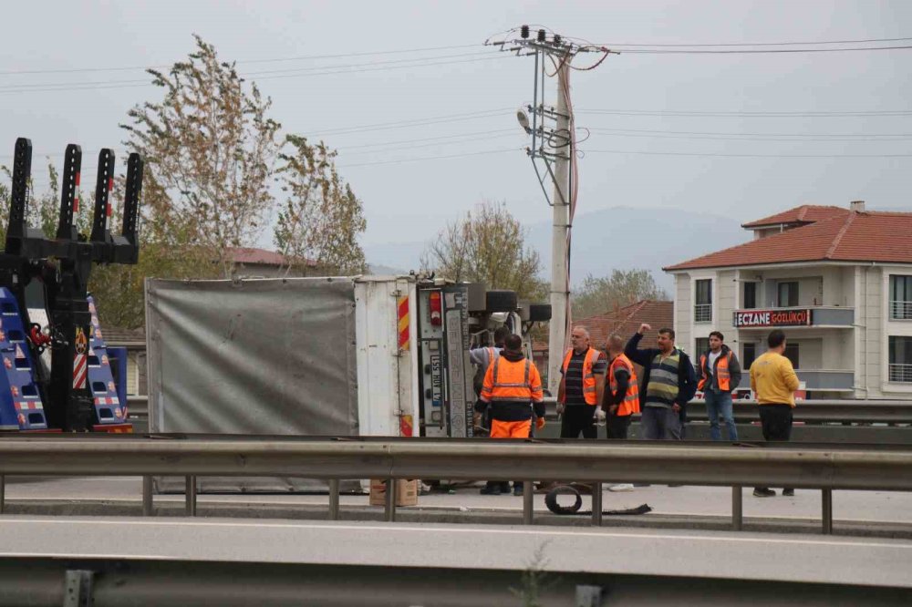 Tır İle Çarpışan Nakliyat Kamyonu Devrildi, Kilometrelerce Araç Kuyruğu Oluştu