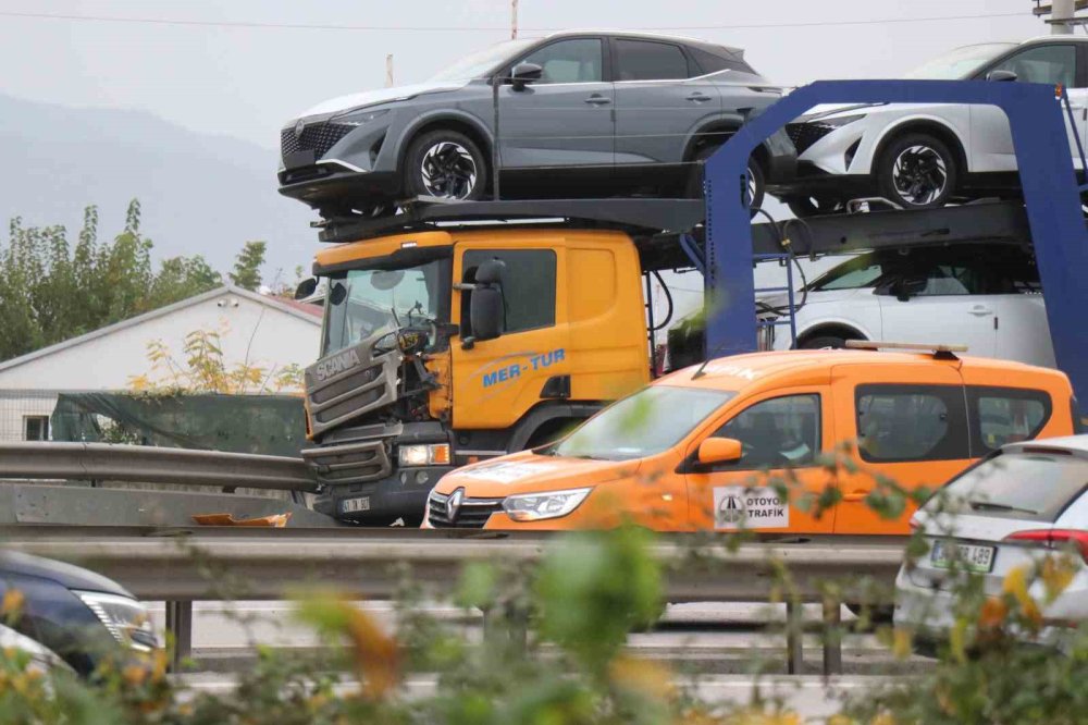 Tır İle Çarpışan Nakliyat Kamyonu Devrildi, Kilometrelerce Araç Kuyruğu Oluştu