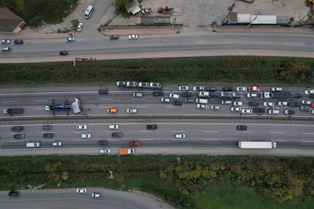 Tır İle Çarpışan Nakliyat Kamyonu Devrildi, Kilometrelerce Araç Kuyruğu Oluştu