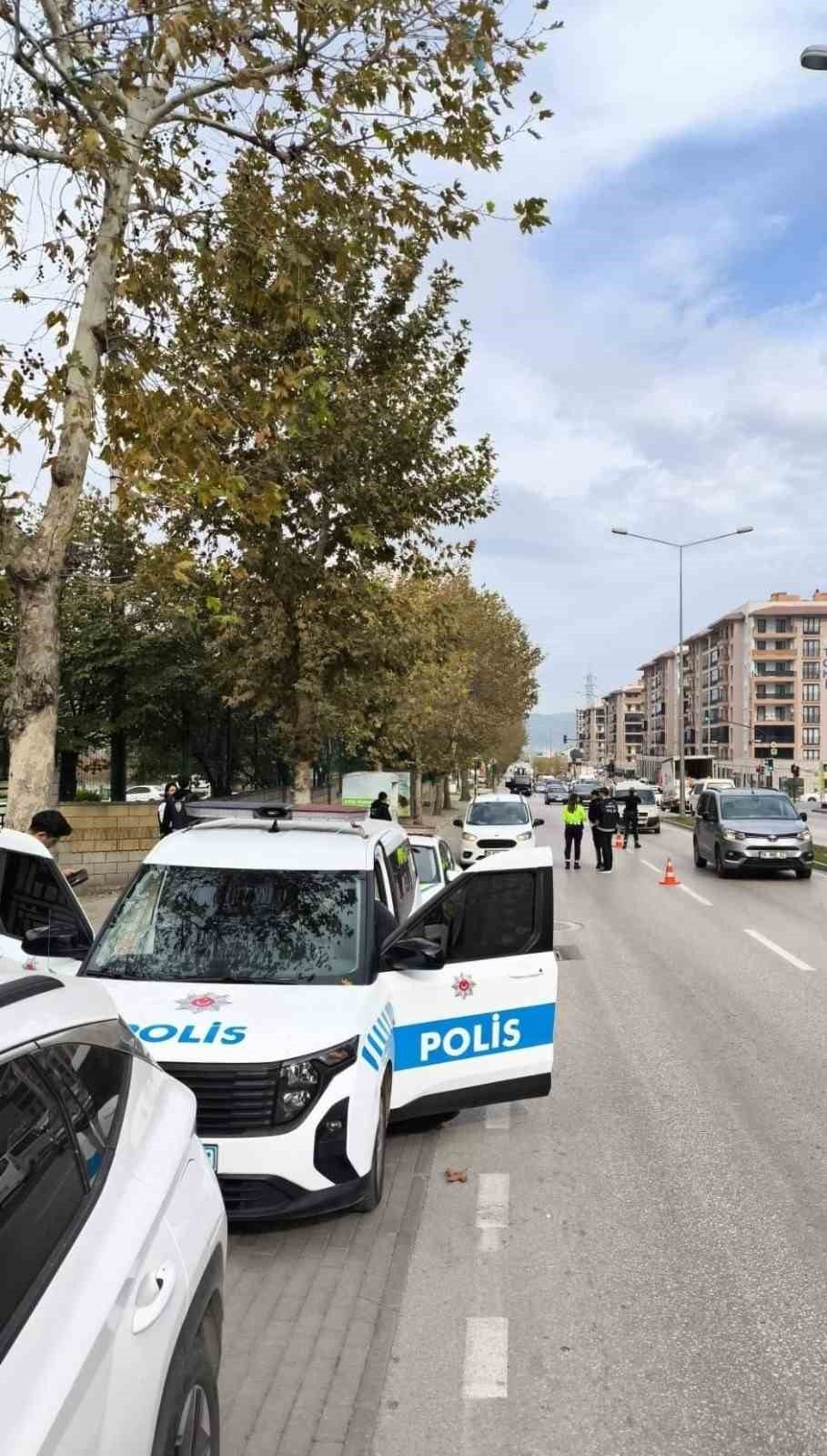 Göçmen Kaçakçılığına Yönelik Operasyonda 27 Yabancı Uyruklu Şahıs Yakalandı