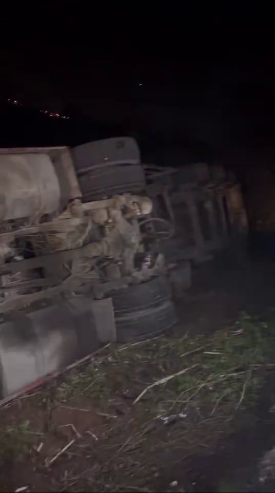 Kontrolden Çıkan Kamyon Elektrik Direğine Çarparak Devrildi