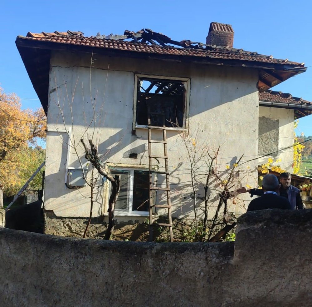 2 Katlı Ahşap Ev Yandı