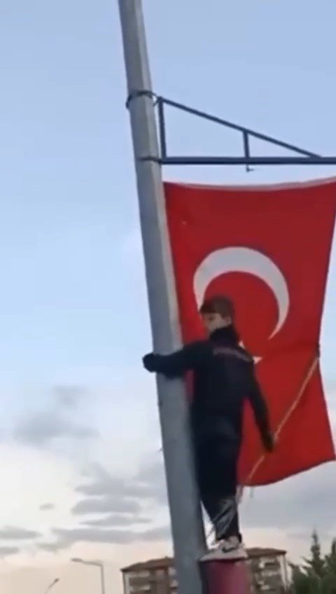 Çocukların Bayrak Hassasiyeti Duygulandırdı