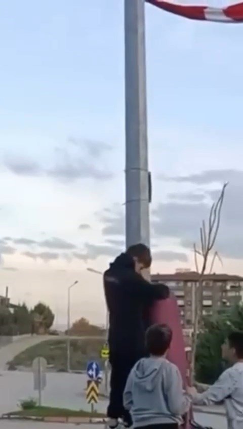 Çocukların Bayrak Hassasiyeti Duygulandırdı