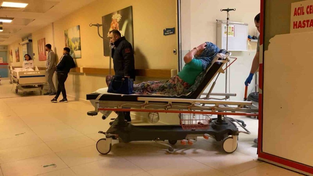 Lastiği Patlayan Otomobil Şarampole Yuvarlandı