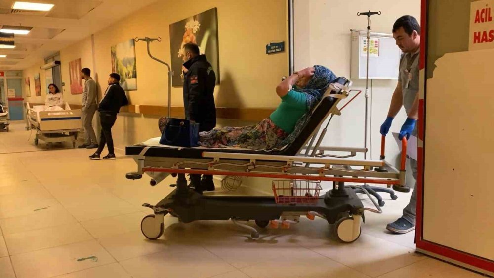 Lastiği Patlayan Otomobil Şarampole Yuvarlandı