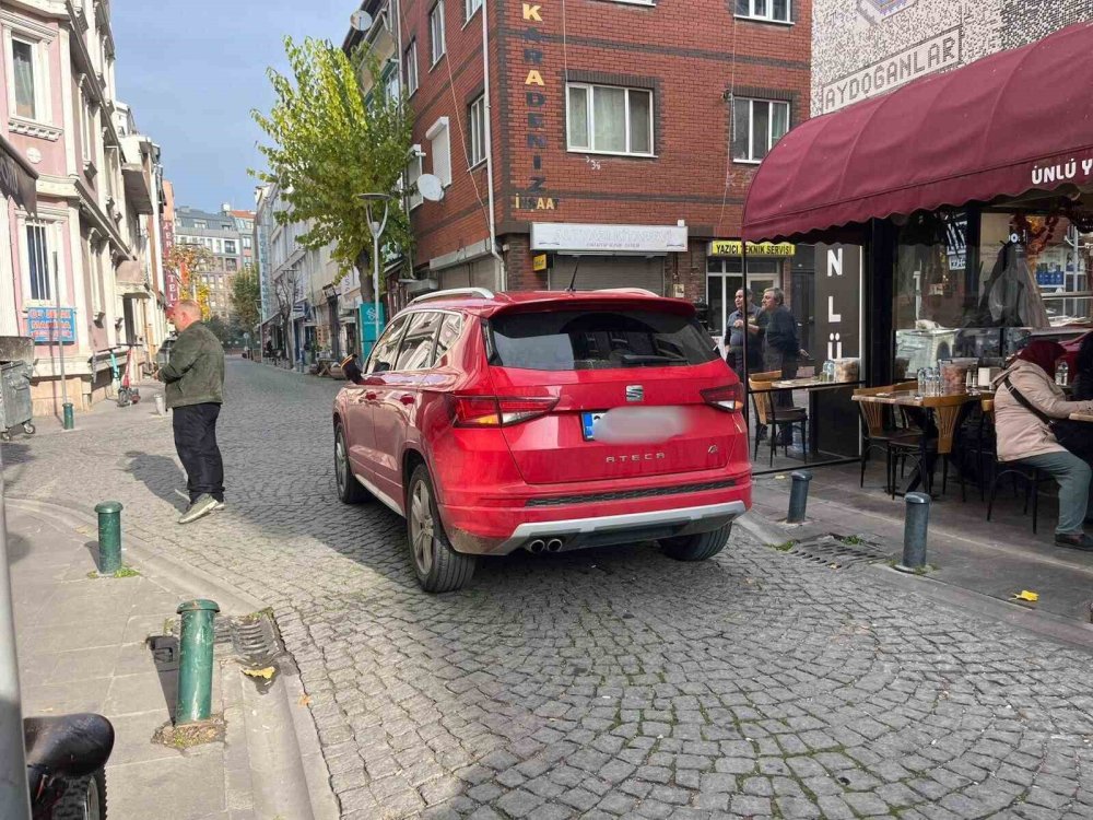 Otomobilini Sokak Ortasına Bıraktı