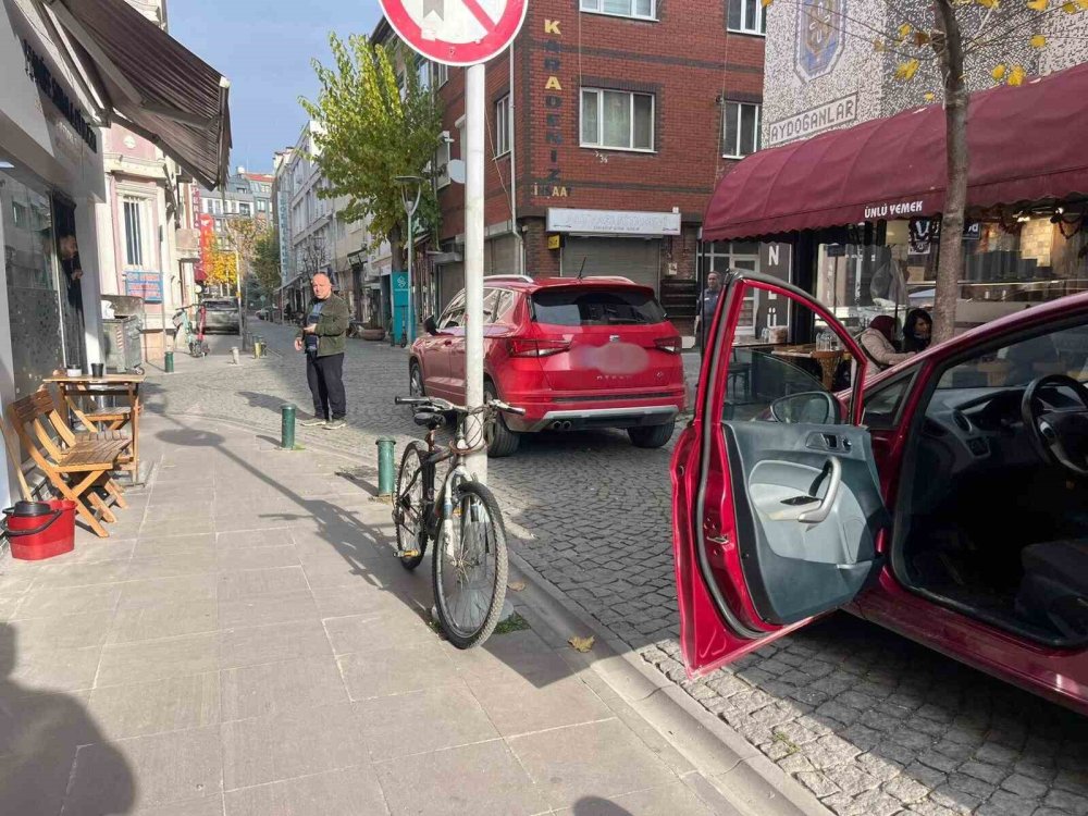 Otomobilini Sokak Ortasına Bıraktı