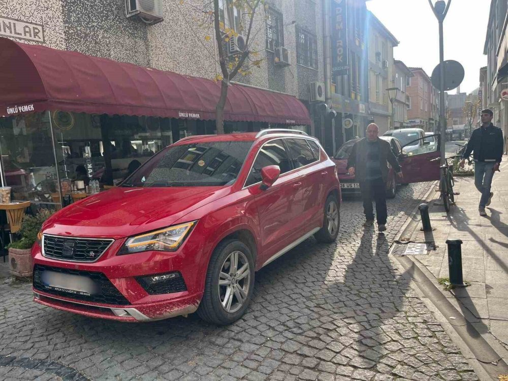 Otomobilini Sokak Ortasına Bıraktı