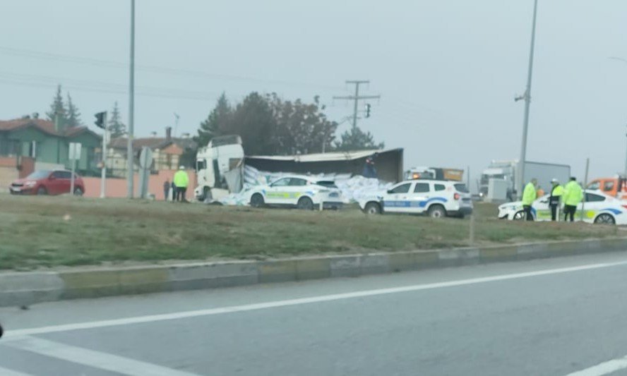 Yan Yatan Tır Trafiği Olumsuz Etkiledi