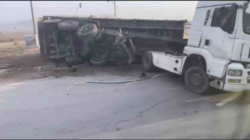 Yan Yatan Tır Trafiği Olumsuz Etkiledi