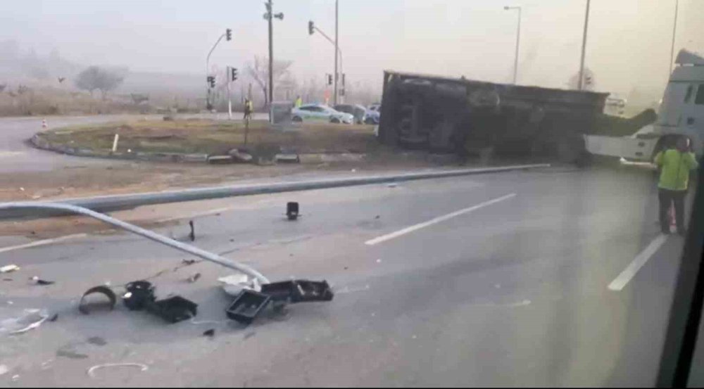 Yan Yatan Tır Trafiği Olumsuz Etkiledi