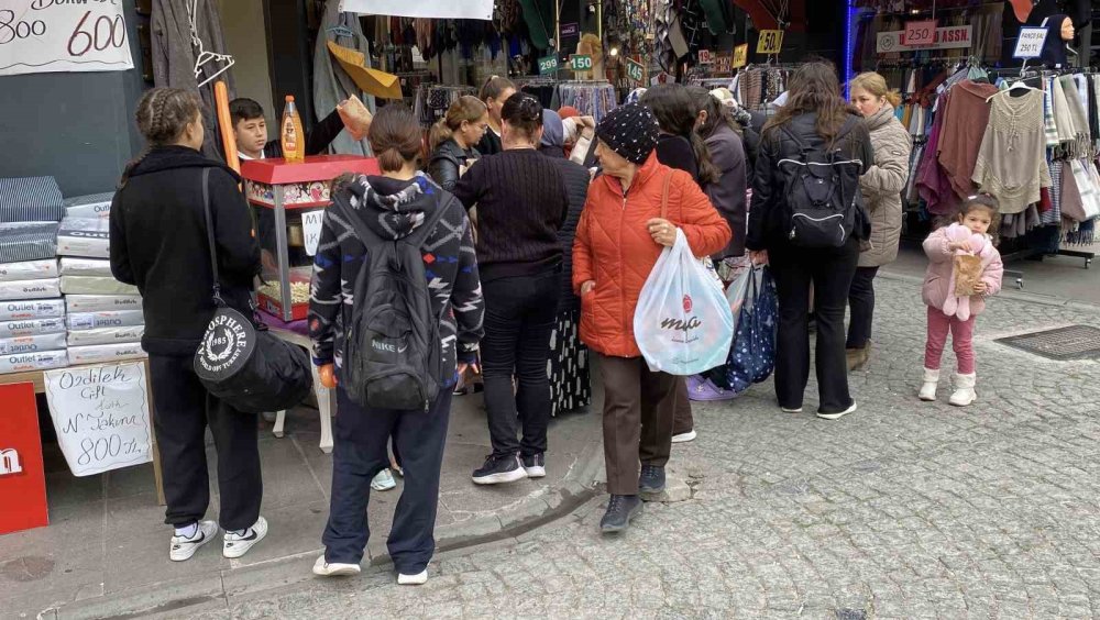 Dükkan Önü Kalabalık Görünsün Diye Her Gün 20 Kilo Patlamış Mısır Dağıtıyorlar