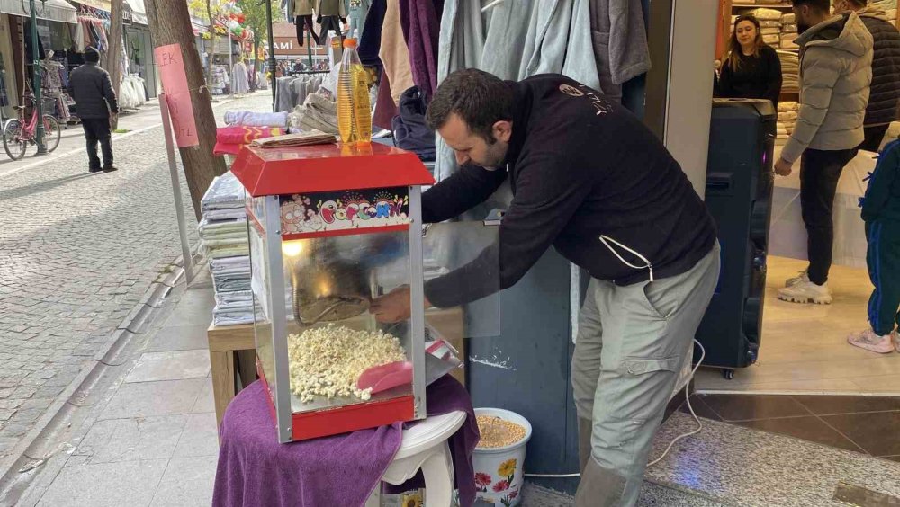 Dükkan Önü Kalabalık Görünsün Diye Her Gün 20 Kilo Patlamış Mısır Dağıtıyorlar