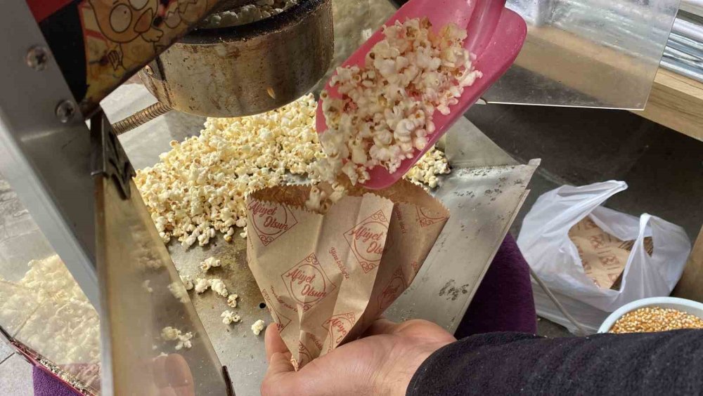 Dükkan Önü Kalabalık Görünsün Diye Her Gün 20 Kilo Patlamış Mısır Dağıtıyorlar