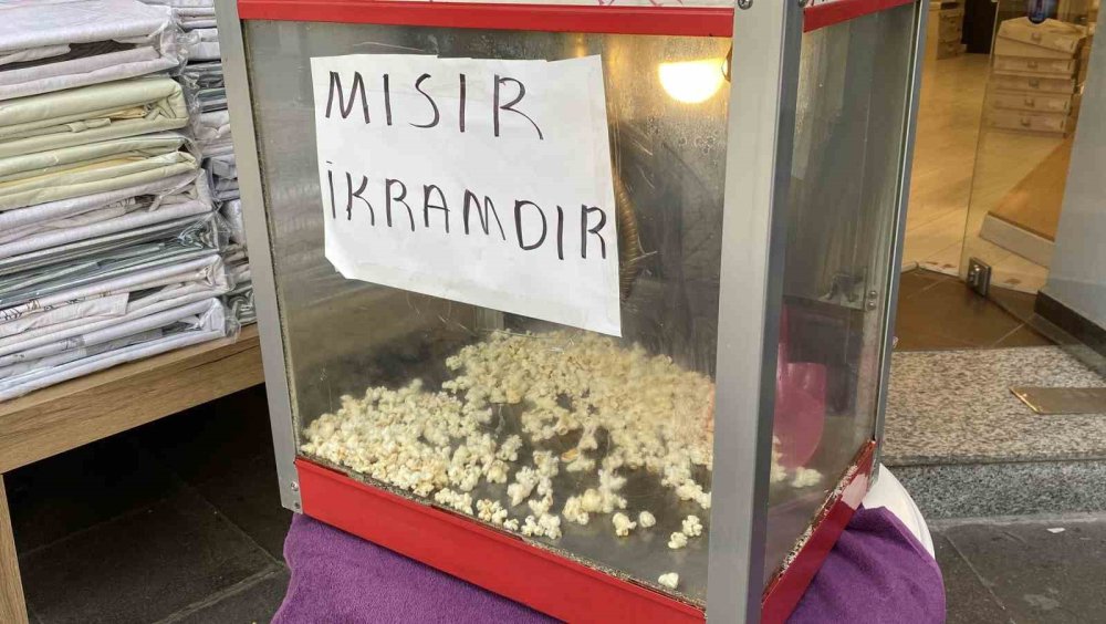 Dükkan Önü Kalabalık Görünsün Diye Her Gün 20 Kilo Patlamış Mısır Dağıtıyorlar