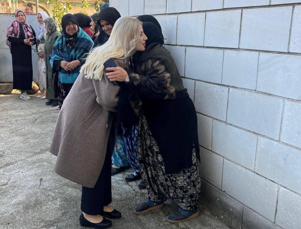 Kadın Kaymakam Köy Köy Dolaşıyor