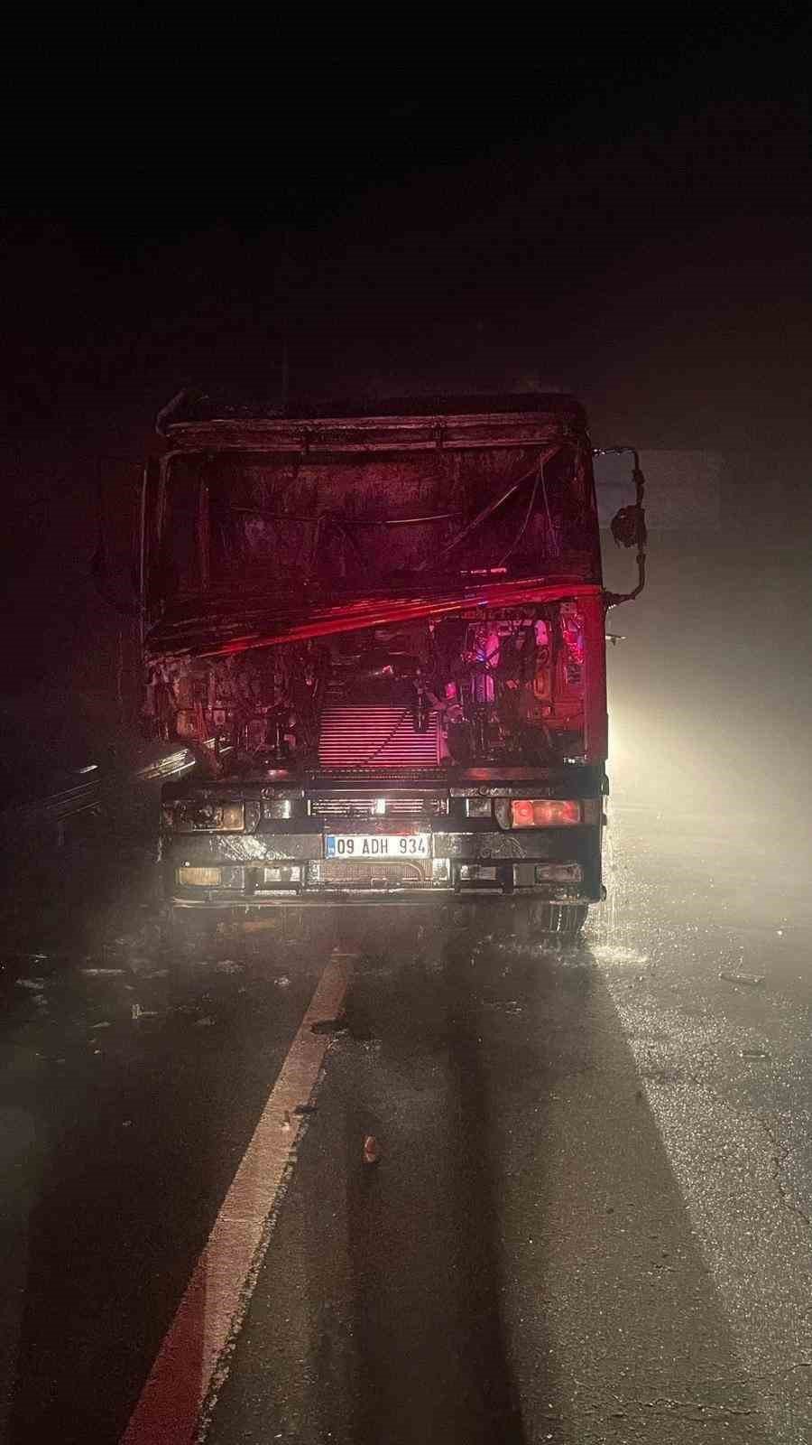 Seyir halinde alev aldı