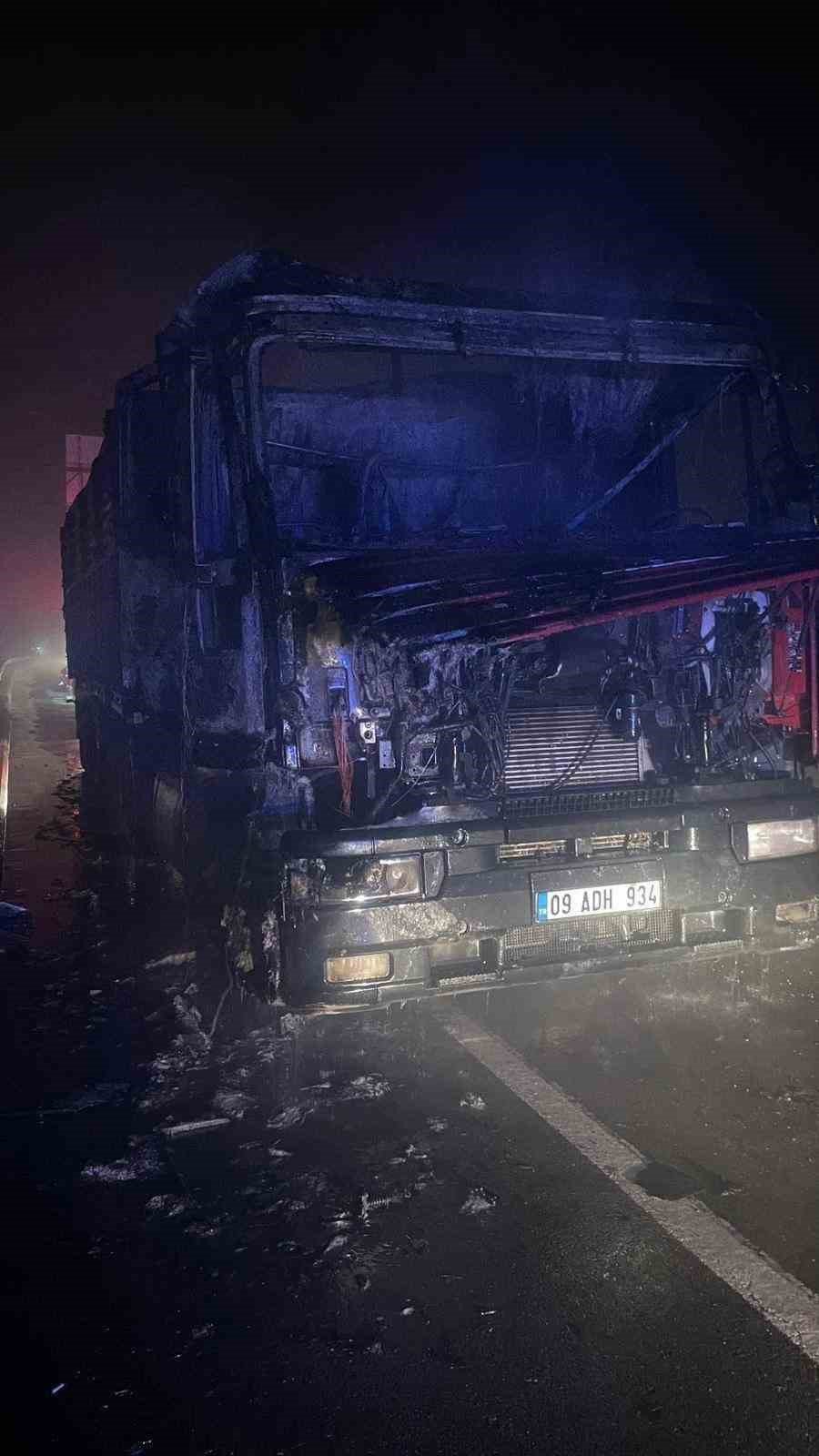 Seyir halinde alev aldı