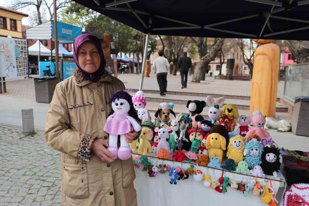 El Emeğiyle Ördüğü Bebekleri Satarak Ev Ekonomisine Katkı Sunuyor