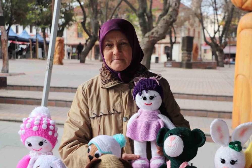 El Emeğiyle Ördüğü Bebekleri Satarak Ev Ekonomisine Katkı Sunuyor