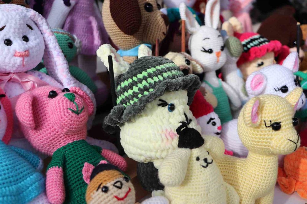 El Emeğiyle Ördüğü Bebekleri Satarak Ev Ekonomisine Katkı Sunuyor